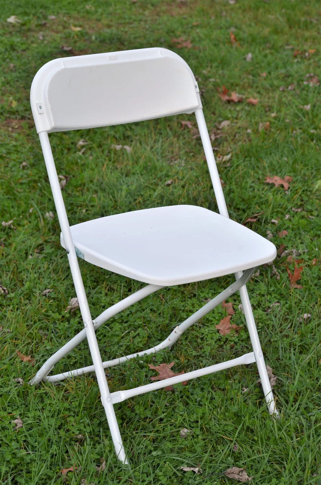Basic white folding Chair.jpg